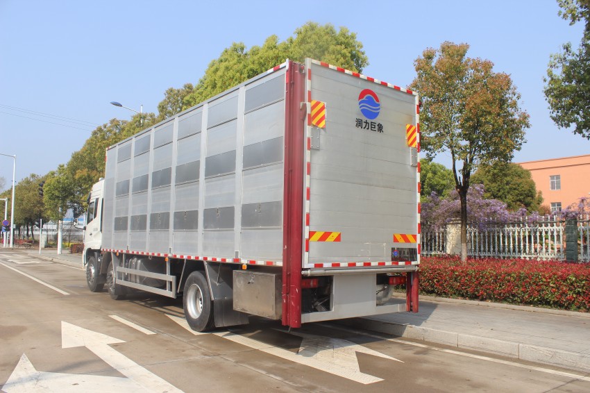 東風(fēng)暢行小三軸畜禽運(yùn)輸車